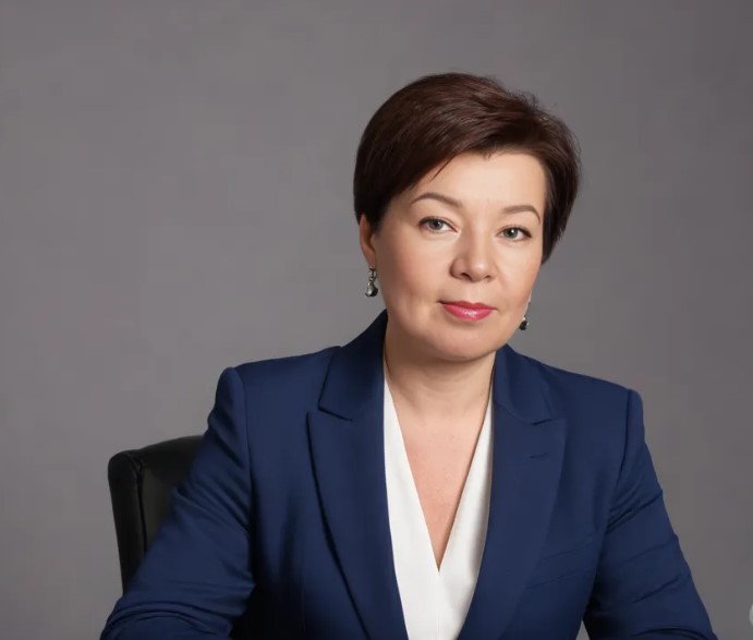 Елена Маевская в синем пиджаке на сером фоне